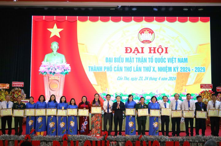 Hội thành phố Cần Thơ nhận Bằng khen của UBND