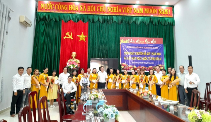 Gặp mặt, tặng quà chị em phụ nữ nhân ngày Quốc tế 8/3