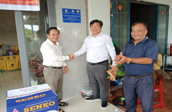 Huyện hội Đức Hòa: Tổ chức Lễ trao tặng Nhà tình thương