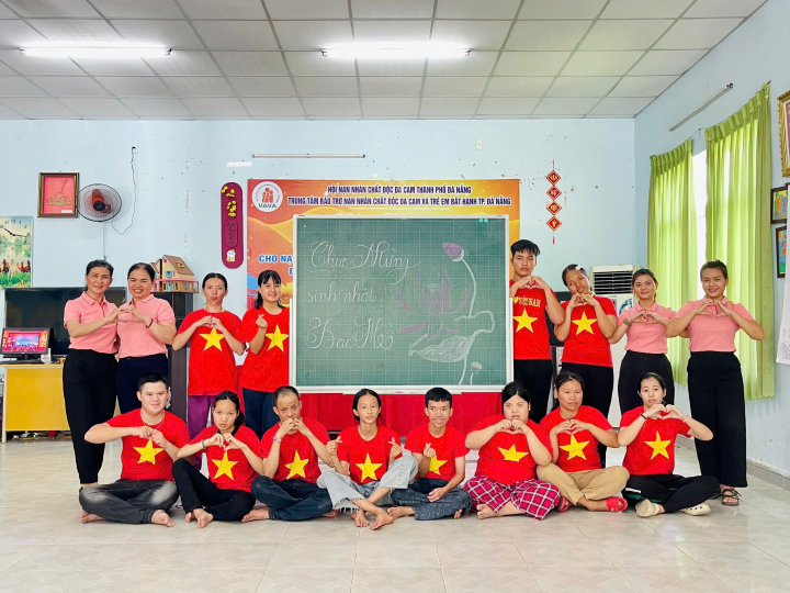 Nạn nhân chất độc da cam Đà Nẵng với Bác Hồ kính yêu    