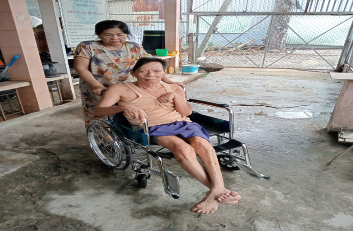 Xã Hiệp Hòa, tỉnh Tây Ninh: Trao tặng xe lăn cho người bị bệnh tật có hoàn cảnh khó khăn
