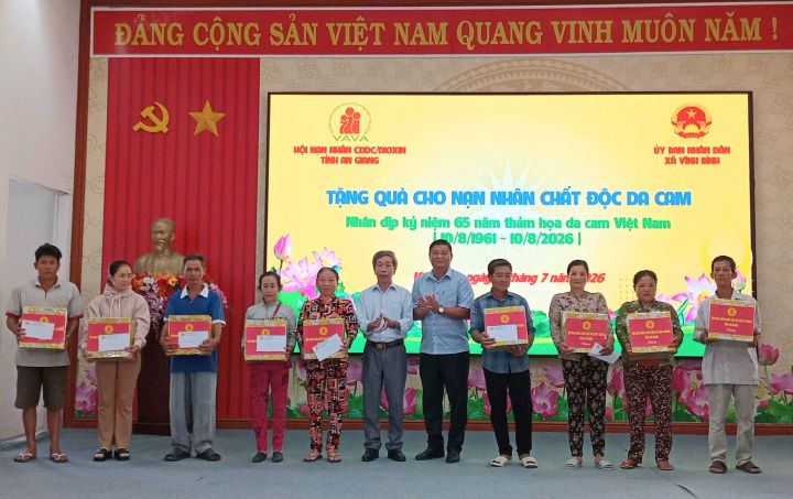 Tỉnh hội An Giang tổ chức thăm tặng quà cho nạn nhân chất độc da cam dịp 65 năm Thảm họa da cam ở Việt Nam