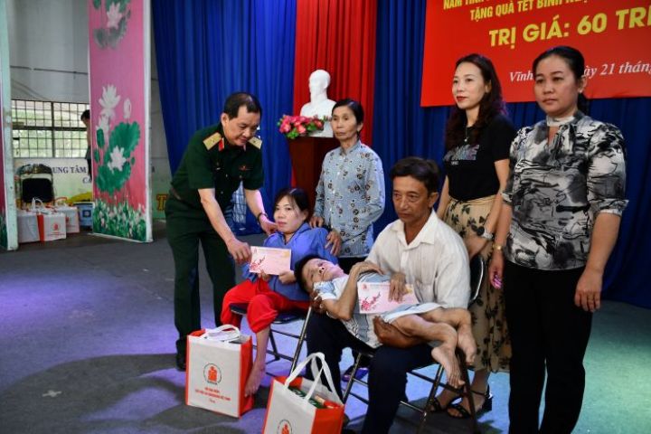 Trung ương Hội làm việc và tặng quà tại tỉnh Vĩnh Long