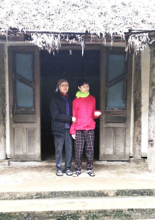 Bà Trần Thị Phương vợ nạn nhân chất độc da cam 80 tuổi vẫn oằn lưng nuôi con bị tâm thần!