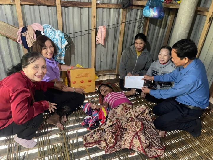 Hội tỉnh Gia Lai: Thăm, tặng quà nạn nhân chất độc da cam tại xã Vân Canh