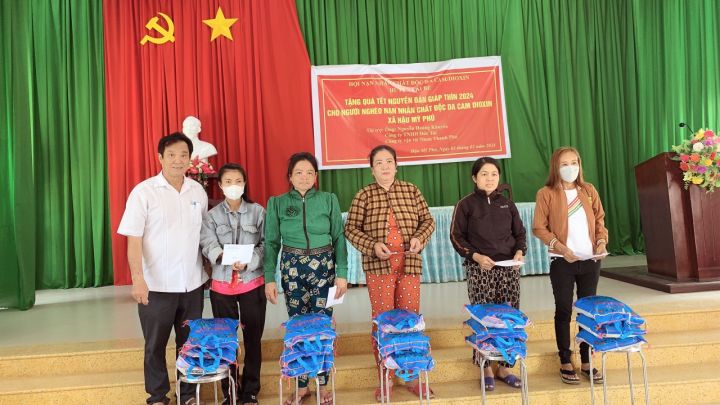 Hội huyện Cái Bè: Giúp đỡ nạn nhân chất độc da cam bằng những việc làm thiết thực