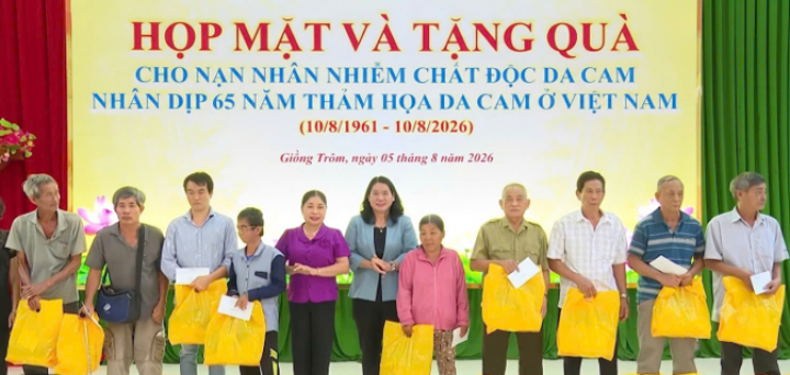 Hội tỉnh Vĩnh Long họp mặt, tặng quà nhân dịp 65 năm thảm họa da cam ở Việt Nam