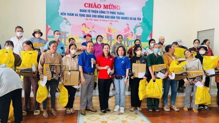 Hội Chữ thập đỏ xã Đạ Tẻh (Lâm Đồng) trao quà cho nạn nhân chất độc da cam và các đối tượng khó khăn