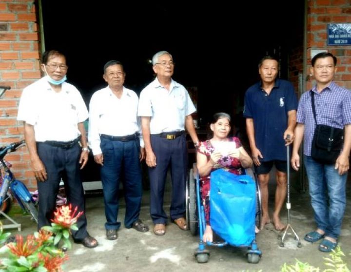 Thể hiện tình thương, trách nhiệm bằng sự gần gũi và cảm thông với nạn nhân chất độc da cam