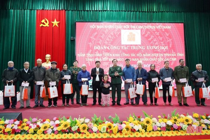 Đoàn công tác Trung ương Hội NNCĐDC/dioxin Việt Nam làm việc và tặng quà tại Hà Tĩnh, Nghệ An