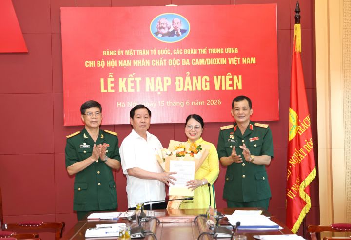 Chi bộ Hội NNCĐDC/dioxin Việt Nam kết nạp Đảng viên mới