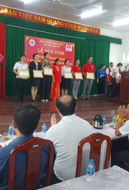 Hội Chữ thập đỏ huyện Nhơn Trạch tổ chức hiến máu nhân đạo và hỗ trợ kinh phí mổ mắt cho nạn nhân chất độc da cam