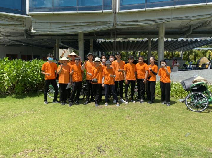 Trao tăng xe lăn và xe lắc cho nạn nhân chất độc da cam và người khuyết tật.